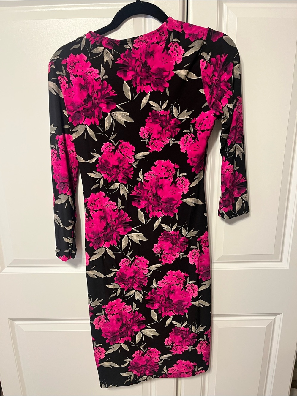 Anne Klein Black & Fuchsia Floral Print. Three quarter length sleeves. Size 4. - Picture 2 of 8